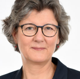Judit Meijer _ foto_Adrienne Korzilius Judit Meijer - Atente uitvaartbegeleiding, Amsterdam Oost. Ik begeleid u graag bij het regelen van een uitvaart.